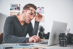 Изумленный человек печатая в цифровом приборе стоковые фото Изумленный человек печатая в цифровом приборе стоковые фото