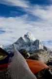 Изумляя Mt Thamserku Гималаи, Непал с красочными prayerflags в foregroundin стоковые изображения Изумляя Mt Thamserku Гималаи, Непал с красочными prayerflags в foregroundin стоковые изображения