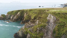 Изумляя вид с воздуха над грубым побережьем пристани Dunquin в Ирландии стоковые изображения Изумляя вид с воздуха над грубым побережьем пристани Dunquin в Ирландии стоковые изображения