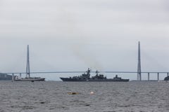 Изумляя сигналить вне вид с воздуха моста Russky стоковые фото Изумляя сигналить вне вид с воздуха моста Russky стоковые фото