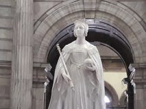 Изумляя старое белое мраморное положение скульптуры стоковое изображение Изумляя старое белое мраморное положение скульптуры стоковое изображение