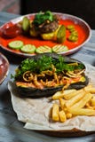 Изысканный ассортимент ед мяса Взгляд со стороны на таблице ресторана с меню вкусного хот-дога, нервюр свинины барбекю, стейка стоковые изображения Изысканный ассортимент ед мяса Взгляд со стороны на таблице ресторана с меню вкусного хот-дога, нервюр свинины барбекю, стейка стоковые изображения