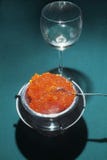 Икра красных семг на зеленой таблице стоковое изображение Икра красных семг на зеленой таблице стоковое изображение