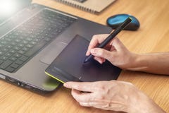 Иллюстратор используя планшет графиков Руки retoucher женщины используя ноутбук и рисуя планшет стоковое изображение Иллюстратор используя планшет графиков Руки retoucher женщины используя ноутбук и рисуя планшет стоковое изображение