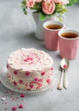Именниный пирог на день Валентайн с розовыми сердцами и красочное брызгают Предпосылка карты дня Валентайн с космосом экземпляра стоковое фото Именниный пирог на день Валентайн с розовыми сердцами и красочное брызгают Предпосылка карты дня Валентайн с космосом экземпляра стоковое фото