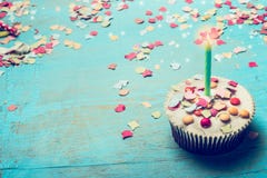 Именниный пирог с свечой и confetti на предпосылке сини бирюзы затрапезной шикарной деревянной Стоковое Изображение Именниный пирог с свечой и confetti на предпосылке сини бирюзы затрапезной шикарной деревянной Стоковое Изображение