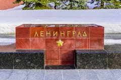 Имя Ленинграда- города на блоке гранита на переулке городов героя около стены Кремля moscow Россия стоковое изображение Имя Ленинграда- города на блоке гранита на переулке городов героя около стены Кремля moscow Россия стоковое изображение