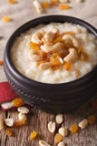 Индийская кухня: рисовый пудинг kheer с гайками и концом-u изюминок стоковое изображение rf Индийская кухня: рисовый пудинг kheer с гайками и концом-u изюминок стоковое изображение rf