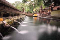 Ритуальный купая бассеин на Puru Tirtha Empul, Бали стоковое изображение rf Ритуальный купая бассеин на Puru Tirtha Empul, Бали стоковое изображение rf