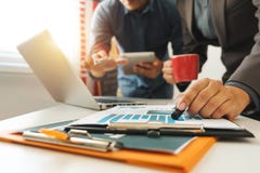 Инвестор 2 деловых встреч профессиональный работая совместно стоковое фото rf Инвестор 2 деловых встреч профессиональный работая совместно стоковое фото rf