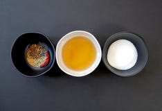 Ингредиенты маринада: высушенные специи, рисовое вино shaoxing, и сахар в 3 стоковое фото rf Ингредиенты маринада: высушенные специи, рисовое вино shaoxing, и сахар в 3 стоковое фото rf