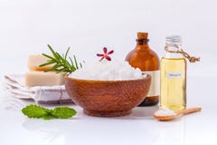 Ингридиенты курорта соли моря естественные, травы, мыло и масла массажа Стоковая Фотография Ингридиенты курорта соли моря естественные, травы, мыло и масла массажа Стоковая Фотография