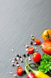 Ингридиенты для варить с томатами вишни, травами, chilis, полисменом стоковое изображение rf Ингридиенты для варить с томатами вишни, травами, chilis, полисменом стоковое изображение rf
