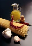 Ингридиенты для спагетти `, aglio, ` peperoncino olio e стоковая фотография rf Ингридиенты для спагетти `, aglio, ` peperoncino olio e стоковая фотография rf