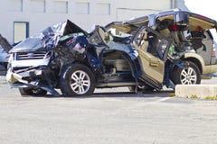 ИНДИАНАПОЛИС - ОКОЛО ОКТЯБРЬ 2015: Подытоженный автомобиль SUV после пьяной управляя аварии стоковое фото rf ИНДИАНАПОЛИС - ОКОЛО ОКТЯБРЬ 2015: Подытоженный автомобиль SUV после пьяной управляя аварии стоковое фото rf