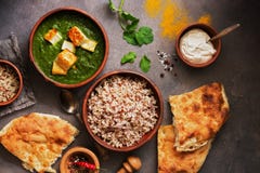 Индийская еда Palak Paneer, naan хлеб, рис и специи на темной предпосылке r r стоковые фото Индийская еда Palak Paneer, naan хлеб, рис и специи на темной предпосылке r r стоковые фото