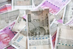 Индийские деньги и банкноты, 500 рупий и 2 000 рупий Предпосылка бумажных индийских денег стоковое фото rf Индийские деньги и банкноты, 500 рупий и 2 000 рупий Предпосылка бумажных индийских денег стоковое фото rf