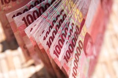 Индонезийские деньги, 100 000 банкнот IDR стоковые изображения rf Индонезийские деньги, 100 000 банкнот IDR стоковые изображения rf