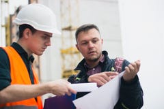 Инженерство, архитектура, вклады, концепция здания Архитектор и инвестор обсуждают проект стоковые фотографии rf Инженерство, архитектура, вклады, концепция здания Архитектор и инвестор обсуждают проект стоковые фотографии rf