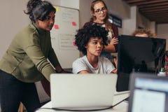 Инженеры по программному обеспечению работая на проекте совместно стоковое изображение Инженеры по программному обеспечению работая на проекте совместно стоковое изображение