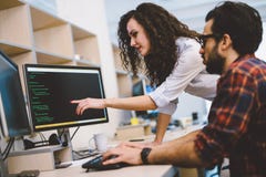 Инженеры по программномы обеспечению работая на проекте и программируя в компании стоковые фото Инженеры по программномы обеспечению работая на проекте и программируя в компании стоковые фото