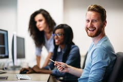 Инженеры по программномы обеспечению работая на проекте и программируя в компании стоковое фото Инженеры по программномы обеспечению работая на проекте и программируя в компании стоковое фото