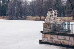 Иносказание Рекы Висла Ludwik Kauffman с замороженным озером в ваннах Варшавы королевских паркует в зиме стоковые фотографии rf Иносказание Рекы Висла Ludwik Kauffman с замороженным озером в ваннах Варшавы королевских паркует в зиме стоковые фотографии rf
