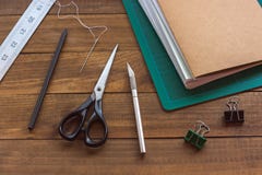 Инструменты Bookbinding на деревянном столе стоковое изображение Инструменты Bookbinding на деревянном столе стоковое изображение