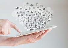 Интернет концепции вещей (IoT) при руки держа таблетку Интернет концепции вещей (IoT) при руки держа таблетку