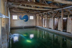 Интерьер дома ванны на горячих источниках озера лет стоковая фотография rf Интерьер дома ванны на горячих источниках озера лет стоковая фотография rf