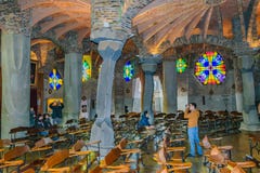 Интерьер крипты Guell, Catalunya, Испания стоковое изображение rf Интерьер крипты Guell, Catalunya, Испания стоковое изображение rf