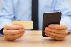 Информация о возможностях контактов пользы бизнесмена от визитной карточки к cont стоковое фото rf Информация о возможностях контактов пользы бизнесмена от визитной карточки к cont стоковое фото rf