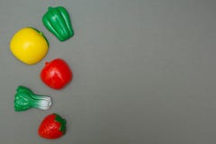Искусственные фрукты и овощи на серой предпосылке стоковые фото Искусственные фрукты и овощи на серой предпосылке стоковые фото