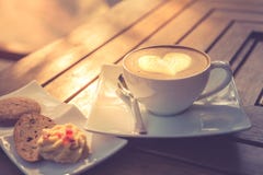 Искусство Latte, кофе на деревянном столе для настроения утра Расслабляющее изображение натюрморта стоковое изображение rf Искусство Latte, кофе на деревянном столе для настроения утра Расслабляющее изображение натюрморта стоковое изображение rf