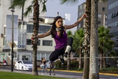 Испанская маленькая девочка делая slackline стоковая фотография Испанская маленькая девочка делая slackline стоковая фотография