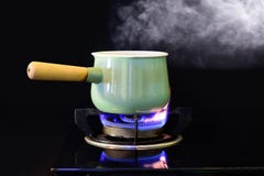 Испаряться вода года сбора винограда бака на газовой плите пламени стоковые изображения Испаряться вода года сбора винограда бака на газовой плите пламени стоковые изображения