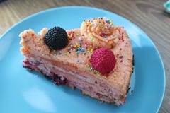 Испеките с клубниками, ежевики и красочное брызгают на зеленой плите и красочной клубнике стоковое фото rf Испеките с клубниками, ежевики и красочное брызгают на зеленой плите и красочной клубнике стоковое фото rf