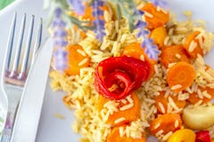 Испеченный красный пеец и сваренный белый рис с очень вкусными морковами Лаванда стоковые фотографии rf Испеченный красный пеец и сваренный белый рис с очень вкусными морковами Лаванда стоковые фотографии rf