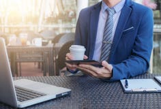 Исполнительный бизнесмен работая анализирующ вклад используя таблетку стоковые фотографии rf Исполнительный бизнесмен работая анализирующ вклад используя таблетку стоковые фотографии rf
