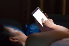 Используя сотовый телефон на ноче приведите к слепоте стоковые изображения rf Используя сотовый телефон на ноче приведите к слепоте стоковые изображения rf