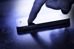 Используя умный телефон для того чтобы связывать текст стоковые изображения rf Используя умный телефон для того чтобы связывать текст стоковые изображения rf