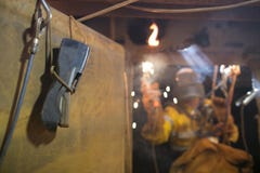 Используя детектор газа пока сваривать сварщика доступа веревочки начиная в ограниченном космосе стоковая фотография rf Используя детектор газа пока сваривать сварщика доступа веревочки начиная в ограниченном космосе стоковая фотография rf