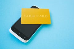 Используя кредитную карточку и смартфон для покупки онлайн Он-лайн принципиальная схема покупкы стоковое фото rf Используя кредитную карточку и смартфон для покупки онлайн Он-лайн принципиальная схема покупкы стоковое фото rf