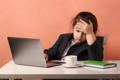 Используя ноутбук к изучать девушка дела работа - усталость исследования стоковая фотография rf Используя ноутбук к изучать девушка дела работа - усталость исследования стоковая фотография rf