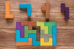 Испытание IQ выбирает правильный ответ Логически задачи составленные красочных деревянных форм, взгляд сверху Задача ` s детей во стоковое изображение rf Испытание IQ выбирает правильный ответ Логически задачи составленные красочных деревянных форм, взгляд сверху Задача ` s детей во стоковое изображение rf