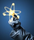 Исследователь или ученый при резиновая перчатка держа накаляя атом m стоковое фото Исследователь или ученый при резиновая перчатка держа накаляя атом m стоковое фото