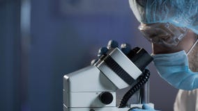 Исследование медицинского ученого проводя пробы крови для гематологических заболеваний стоковое изображение rf Исследование медицинского ученого проводя пробы крови для гематологических заболеваний стоковое изображение rf