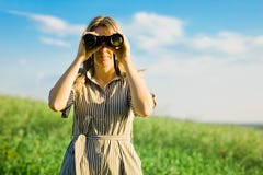 Исследователь женщины использует черные бинокли - на открытом воздухе стоковое изображение rf Исследователь женщины использует черные бинокли - на открытом воздухе стоковое изображение rf