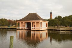 Исторический эллинг и Currituck приставают маяк к берегу около венчика, стоковые фотографии rf Исторический эллинг и Currituck приставают маяк к берегу около венчика, стоковые фотографии rf