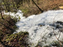Источник Tschuder с водопадом и весной karst или Karstquelle Tschuder водоснабжения пропуская, Schwende стоковая фотография Источник Tschuder с водопадом и весной karst или Karstquelle Tschuder водоснабжения пропуская, Schwende стоковая фотография